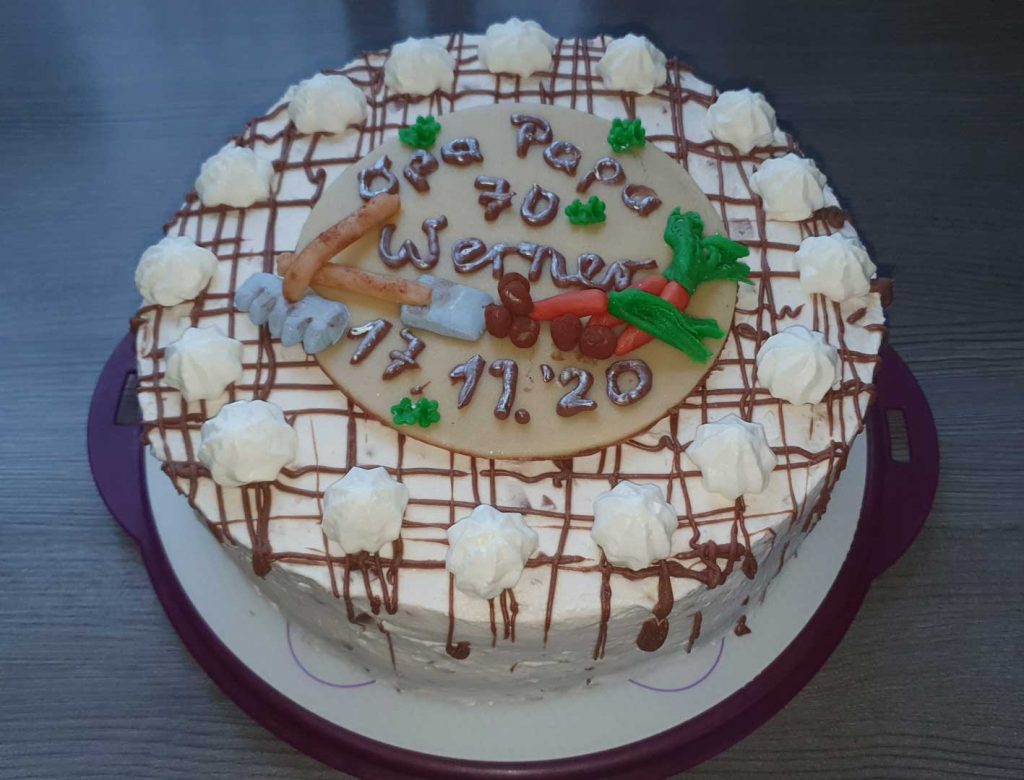 Geburtstagstorte garniert mit Marzipan Schaufel Harke Kartoffeln Möhren